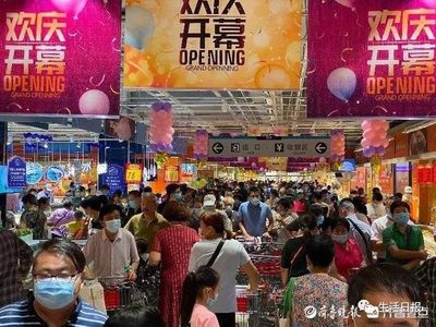 濟(jì)南迎來第8家大潤(rùn)發(fā)，搶購現(xiàn)場(chǎng)堪比廟會(huì) 市民為搶特價(jià)肉拼命騎車沖向生鮮區(qū)